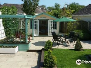 Brookside Guest House & Mini Spa