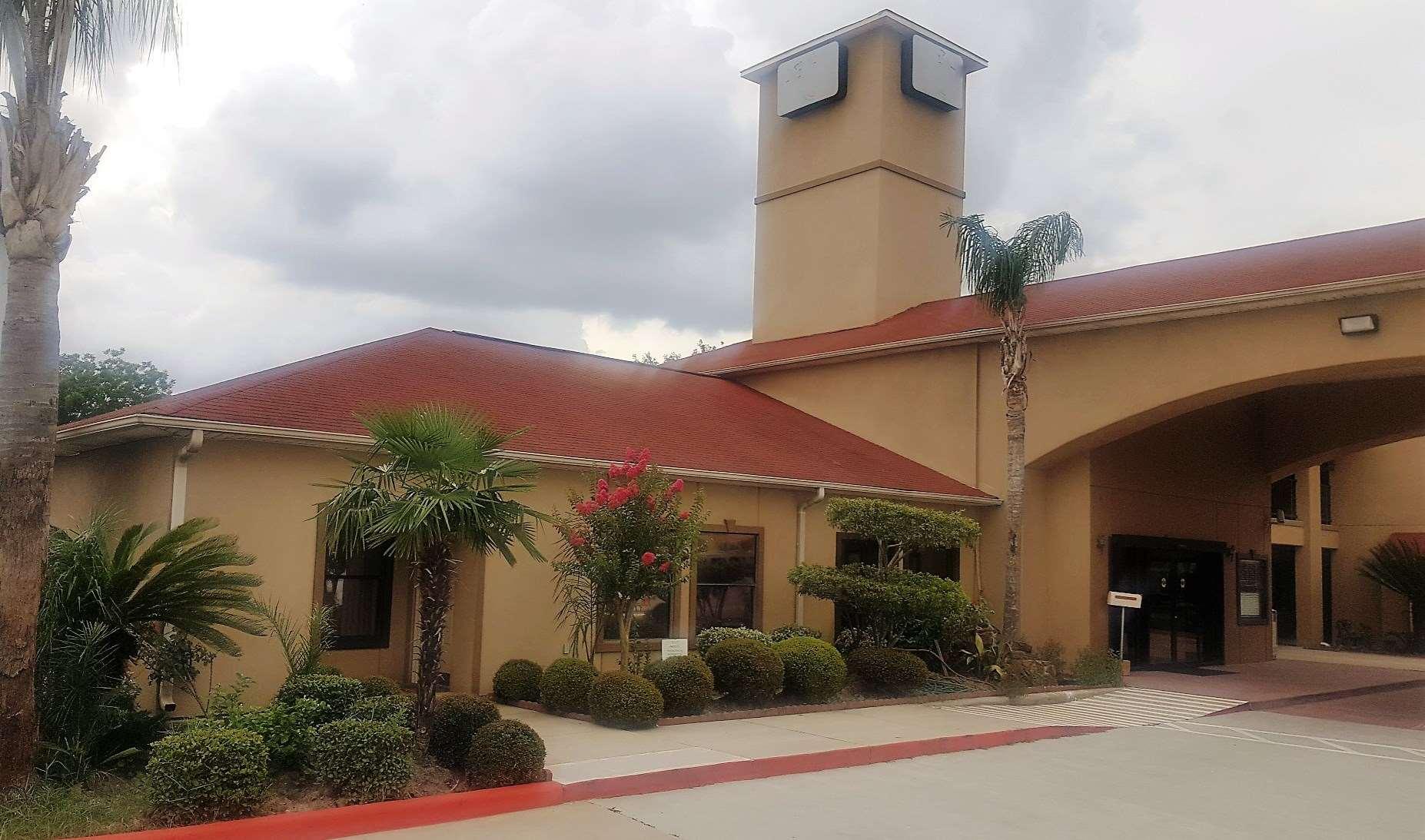 Red Roof Inn & Suites Houston - Humble/IAH Airport