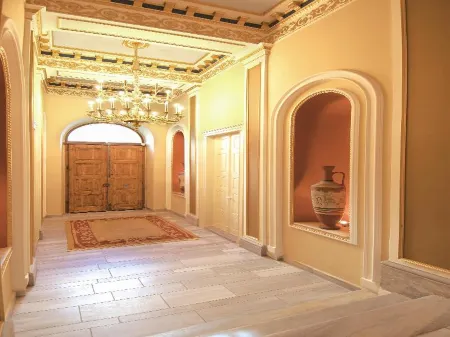 Palaiologos Luxury City Hotel Отели рядом с достопримечательностью «Hellenic Open University Laboratories»