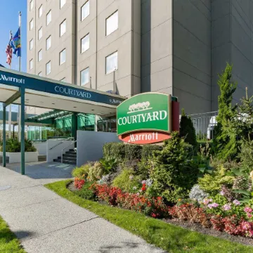 Courtyard New York JFK Airport Отели рядом с достопримечательностью «Железнодорожная станция JFK Air Train»