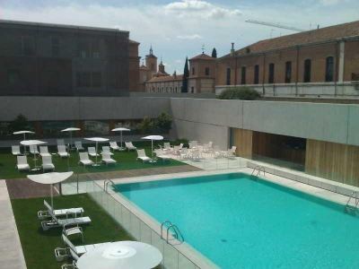 屋外プール パラドール デ アルカラ デ エナーレスの写真