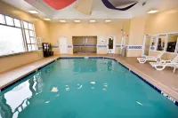 Holiday Inn Express & Suites Chicago-Algonquin Hotel a Crystal Lake