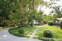 Baan Panwa Resort Отели рядом с достопримечательностью «Ao Makham Minimart»