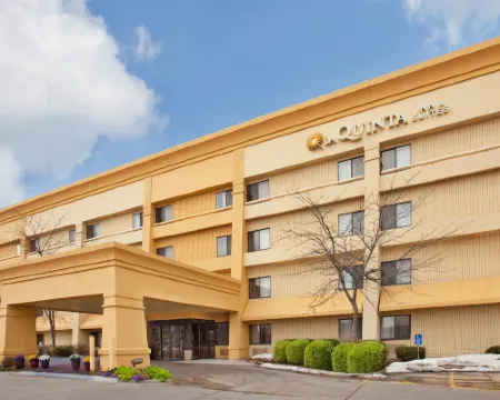 La Quinta Inn & Suites by Wyndham des Moines West Clive Hotels in Clive