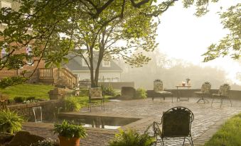 The Carriage House Inn Bed & Breakfast - Housity