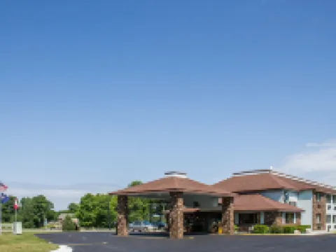 Quality Inn & Suites Newberry Hotels in Luce County