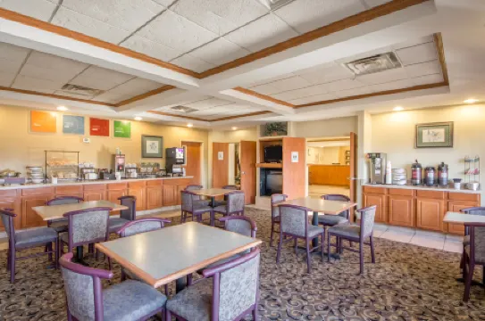 Quality Inn & Suites MidAmerica Industrial Park Area