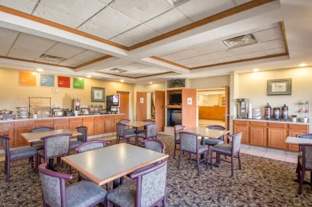 Quality Inn & Suites MidAmerica Industrial Park Area Отели в г. Чуто