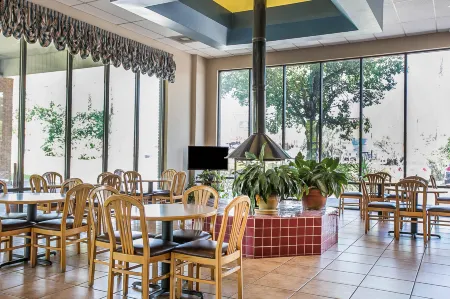 Days Inn by Wyndham - St. George, SC