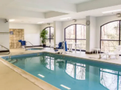 คอมฟอร์ตสวีทส์ รีเจนซีพาร์ค โรงแรมในแครี