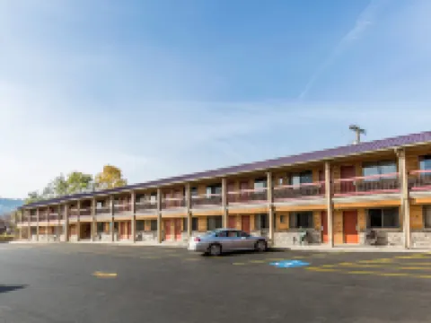 Econo Lodge Inn & Suites Kalispell - Glacier National Park Gateway Hotels in Kalispell
