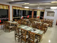 Abhishek Beach Resort & Spa فنادق في Ganpatipule