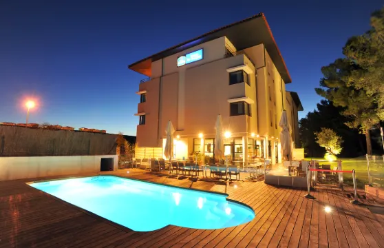 普羅旺斯艾克斯拉杜朗尼 TGV 火車站美居