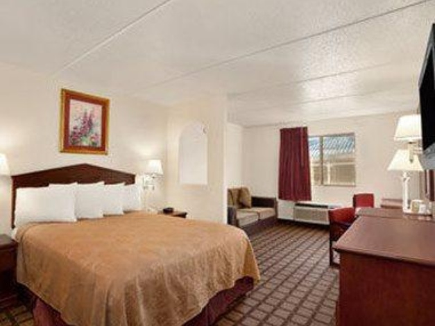 Days Inn & Suites by Wyndham Laredo