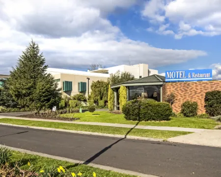 Cedar Lodge Motel Hotels in Morwell