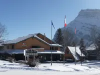 Douglas Fir Resort & Chalets Các khách sạn gần Harp Angel Harpist of Banff Lake Louise