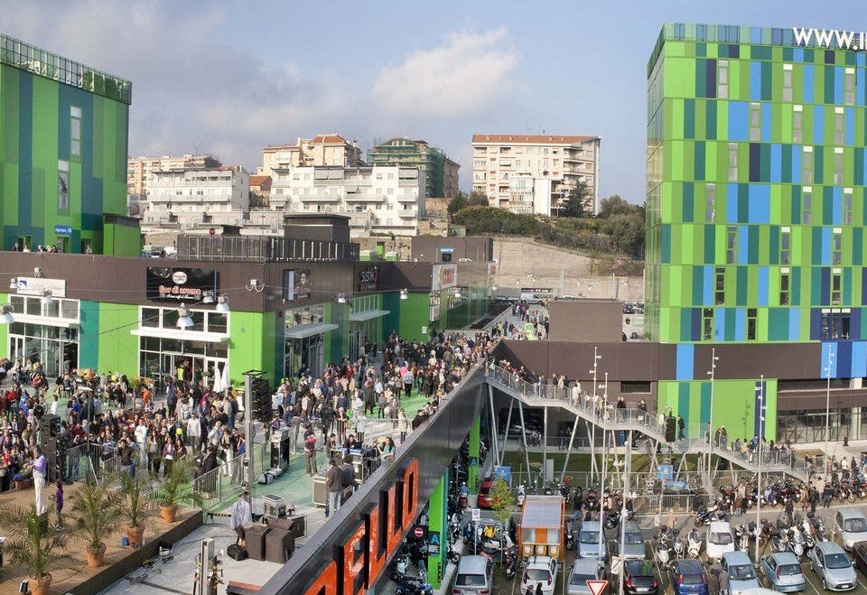 아이디어 호텔 플러스 사보나의 주차장 또는 근처 쇼핑센터