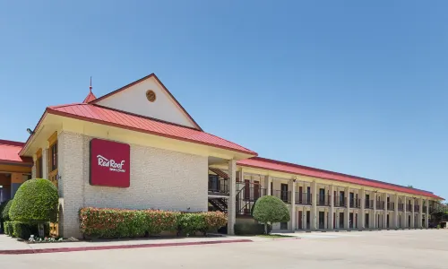 Red Roof PLUS+ Dallas - Addison Hotels in Carrollton