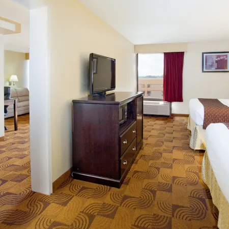 La Quinta Inn & Suites by Wyndham Memphis Airport Graceland