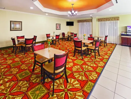 La Quinta Inn & Suites by Wyndham Columbus TX Отели в г. Колумбус