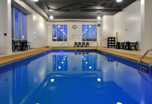 홀리데이 인 익스프레스 몬트리올 에어포트