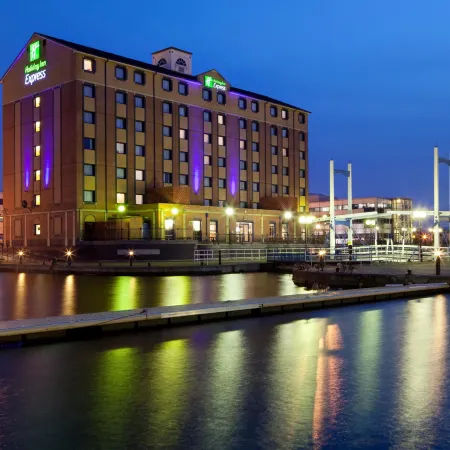 Holiday Inn Express MANCHESTER - SALFORD QUAYS by IHG Отели рядом с достопримечательностью «BBC Salford Quays»