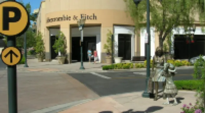 ฮิลตันการ์เด้นอินน์ วาเลนเซีย ซิกซ์แฟลกส์ โรงแรมในลอสแอนเจลิส