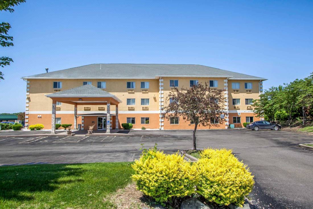 cheap hotels in muscatine iowa