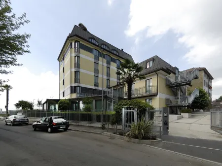 Hotel Tiffany Milano Отели в г. Треццано-суль-Навильо