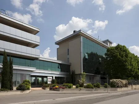 Jr Hotels Gigli Firenze Отели в г. Каленцано