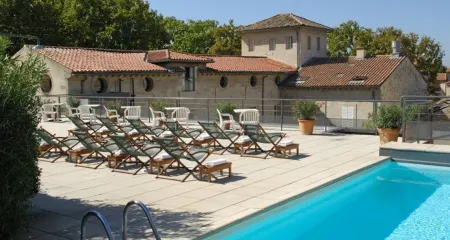 Hôtel Cloitre Saint Louis Avignon Отели рядом с достопримечательностью «Папский дворец»