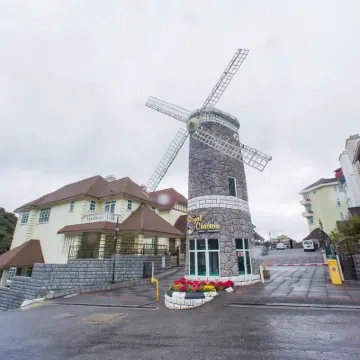 Smurf Inn Homestay Hotel berhampiran Azam's Orange Farm Campsite