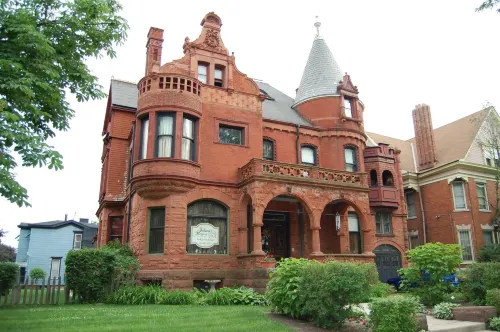 Schuster Mansion Bed & Breakfast Hotels in West Milwaukee