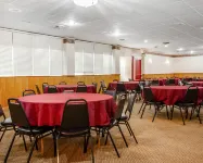 Econo Lodge Inn & Suites