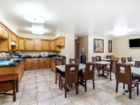 雷德布拉夫 I-5 附近舒適全套房酒店 雷德布拉夫酒店