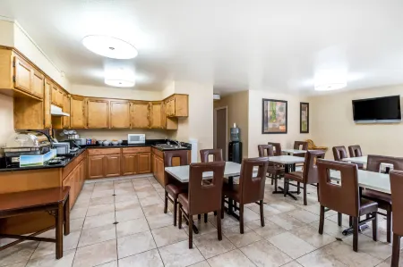 Comfort Suites Red Bluff Near I-5 Отели в г. Ред Блафф