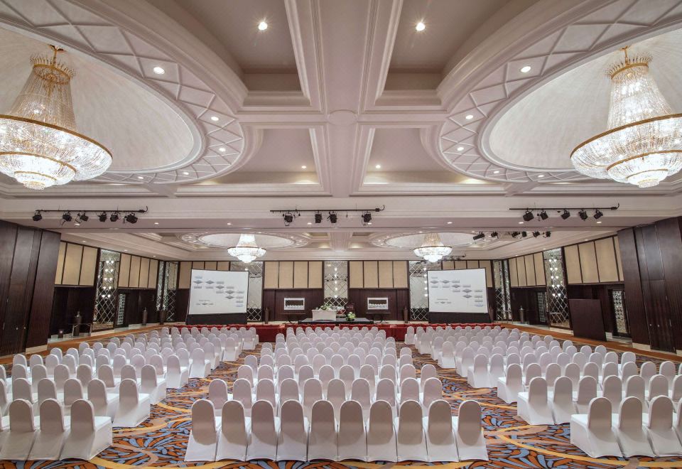 Mövenpick Grand Al Bustan