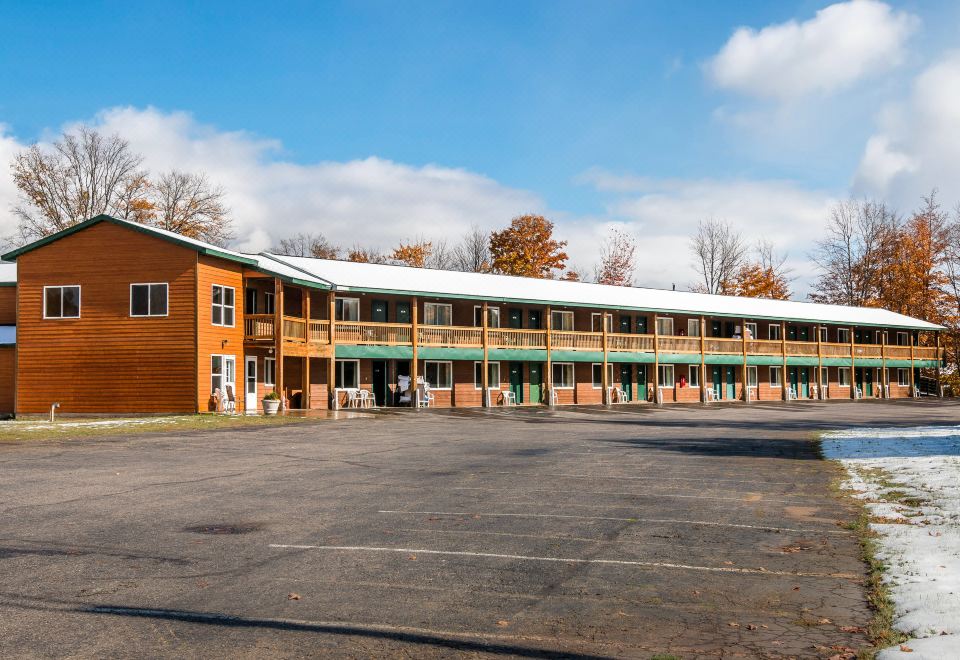 Econo Lodge Inn & Suites Munising Area - Housity