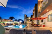 The Palms by Eagles - Pools