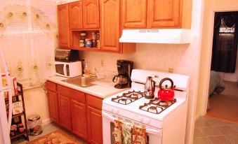 Delz Bed & Breakfast - Housity