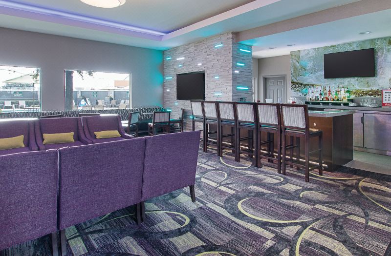 La Quinta Inn & Suites by Wyndham Arlington North 6 Flags Dr photo 4
