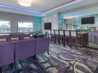 La Quinta Inn & Suites by Wyndham Arlington North 6 Flags Dr - bar
