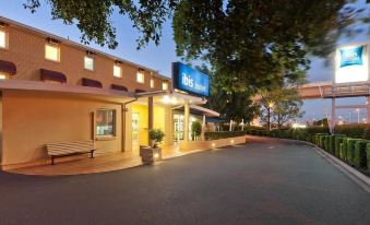 "a blue and white building with a large sign that reads "" motel "" prominently displayed on the front" at Ibis Budget Brisbane Airport