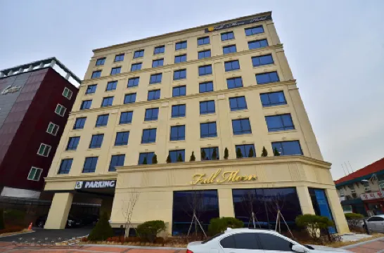 Full Moon Hotel Отели рядом с достопримечательностью «Songwol-dong Fairy Tale Village»