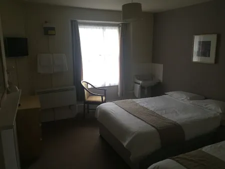 The White Hart Hotel Отели в г. Holsworthy