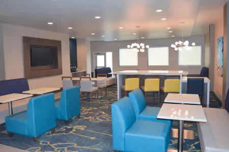 La Quinta Inn & Suites by Wyndham Buffalo Amherst Отели в г. Пендлтон