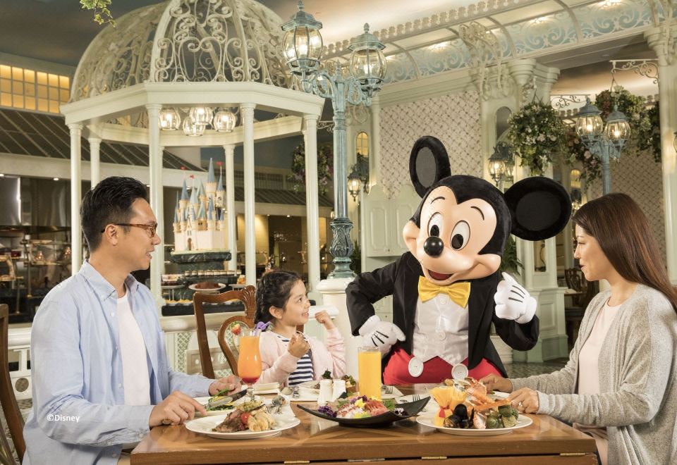 홍콩 디즈니랜드 호텔의 클래식하고 우아한 외관