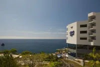 Hotel Baia Azul Hotels near Lunacharter 49