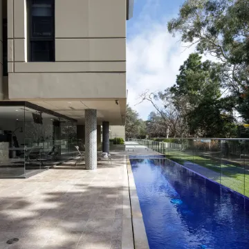 Knightsbridge Canberra Отели рядом с достопримечательностью «Торговый центр Kingston Mall»