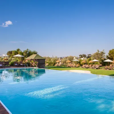 Convento do Espinheiro, Historic Hotel & Spa Hoteles cerca de Igreja de Sao Tiago